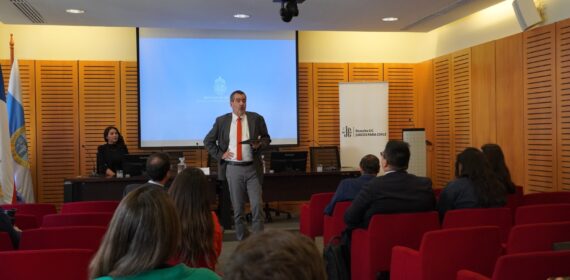 Charla en la Facultad de Derecho UC abordó el rol del juez y la formación judicial